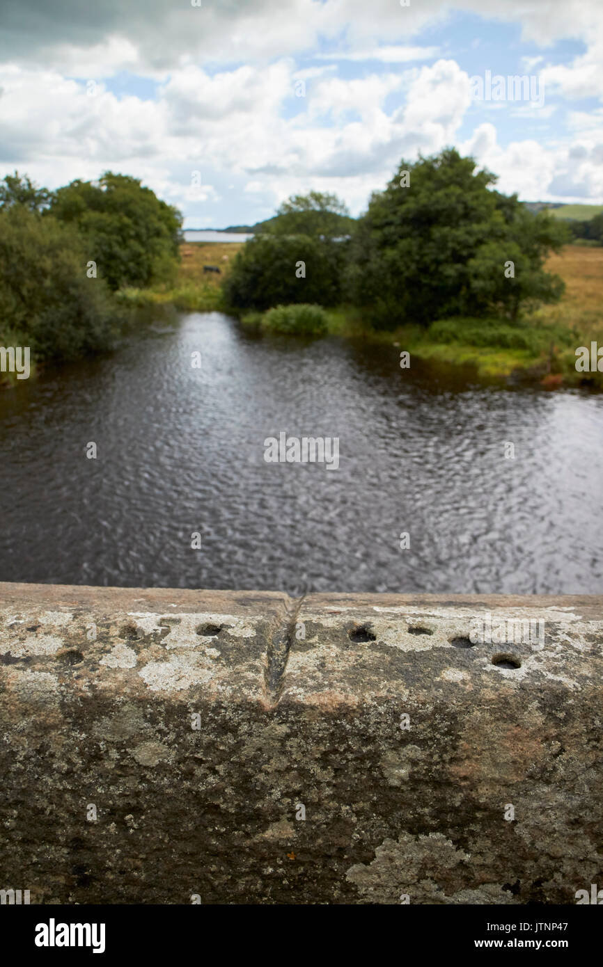 Terra di confine marcatore sulla parete di ponte tra Irlanda del Nord e della Repubblica di Irlanda a belcoo - blacklion Foto Stock
