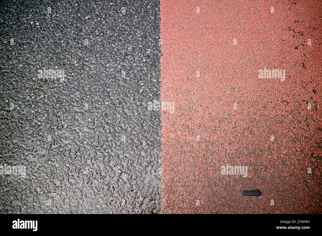 La Tarmac differenza nella terra di confine tra Irlanda del Nord e della Repubblica di Irlanda a belcoo - blacklion Foto Stock