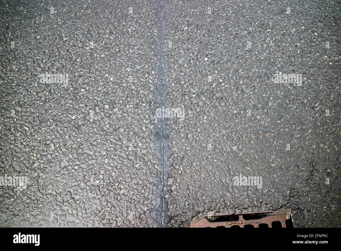 Contrassegnare in superficie stradale terra di confine tra Irlanda del Nord e della Repubblica di Irlanda a belcoo - blacklion Foto Stock