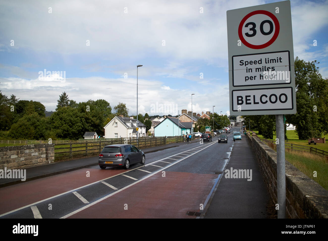 Limite di velocità in miglia per ora segno sulla terra di confine tra Irlanda del Nord e della Repubblica di Irlanda a belcoo - blacklion cercando in northern ire Foto Stock