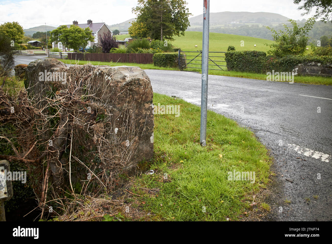 Ponte sul piccolo ruscello camuffati terra di confine tra Irlanda del Nord e della Repubblica di Irlanda Foto Stock