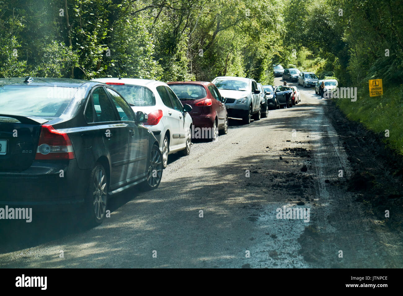 Vetture parcheggiate sul famoso itinerario a piedi in County Fermanagh Irlanda del Nord causando danni a locale sconfinano cuilcagh mountain Park Foto Stock