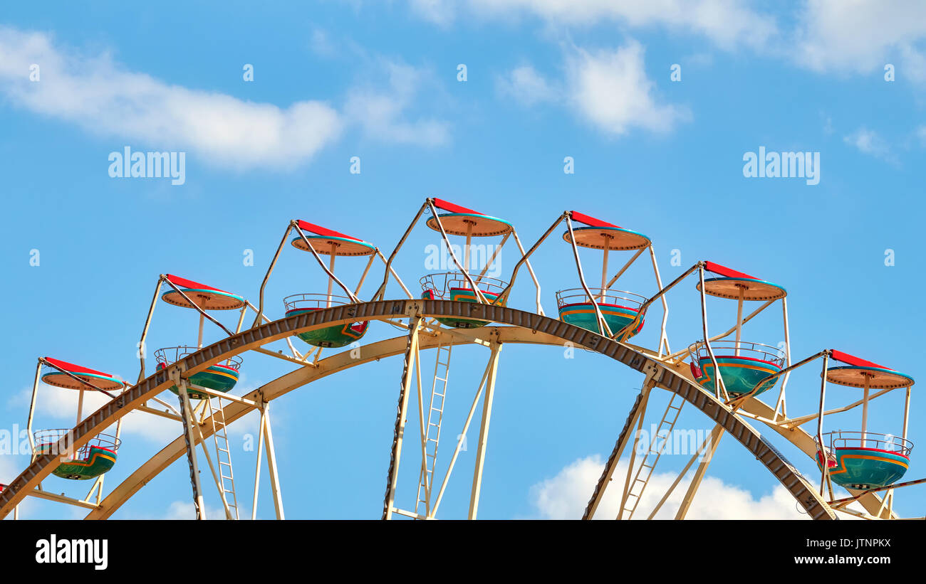Immagine panoramica di una ruota panoramica Ferris contro il cielo blu. Foto Stock