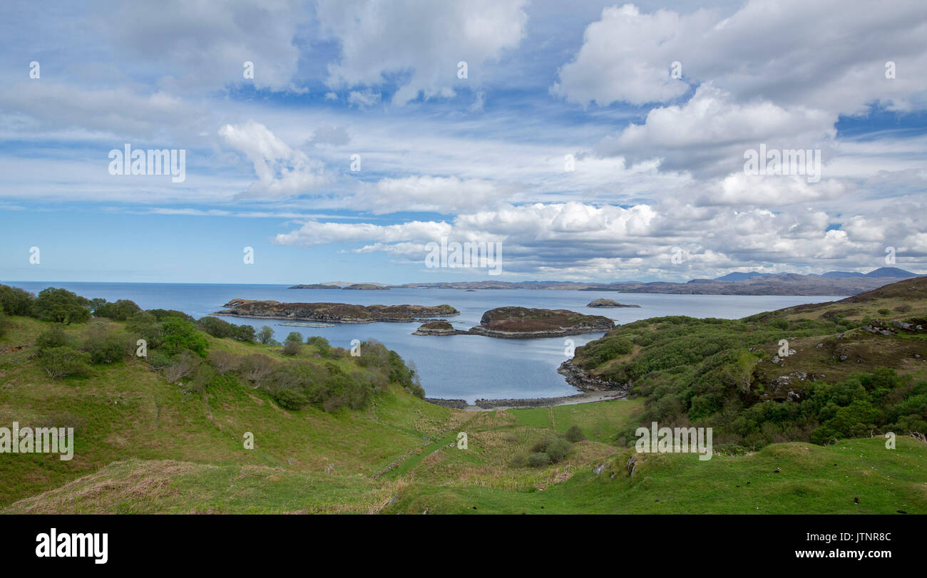 Vista panoramica di rocky il paesaggio costiero vicino a Drumbeg, Scozia Foto Stock