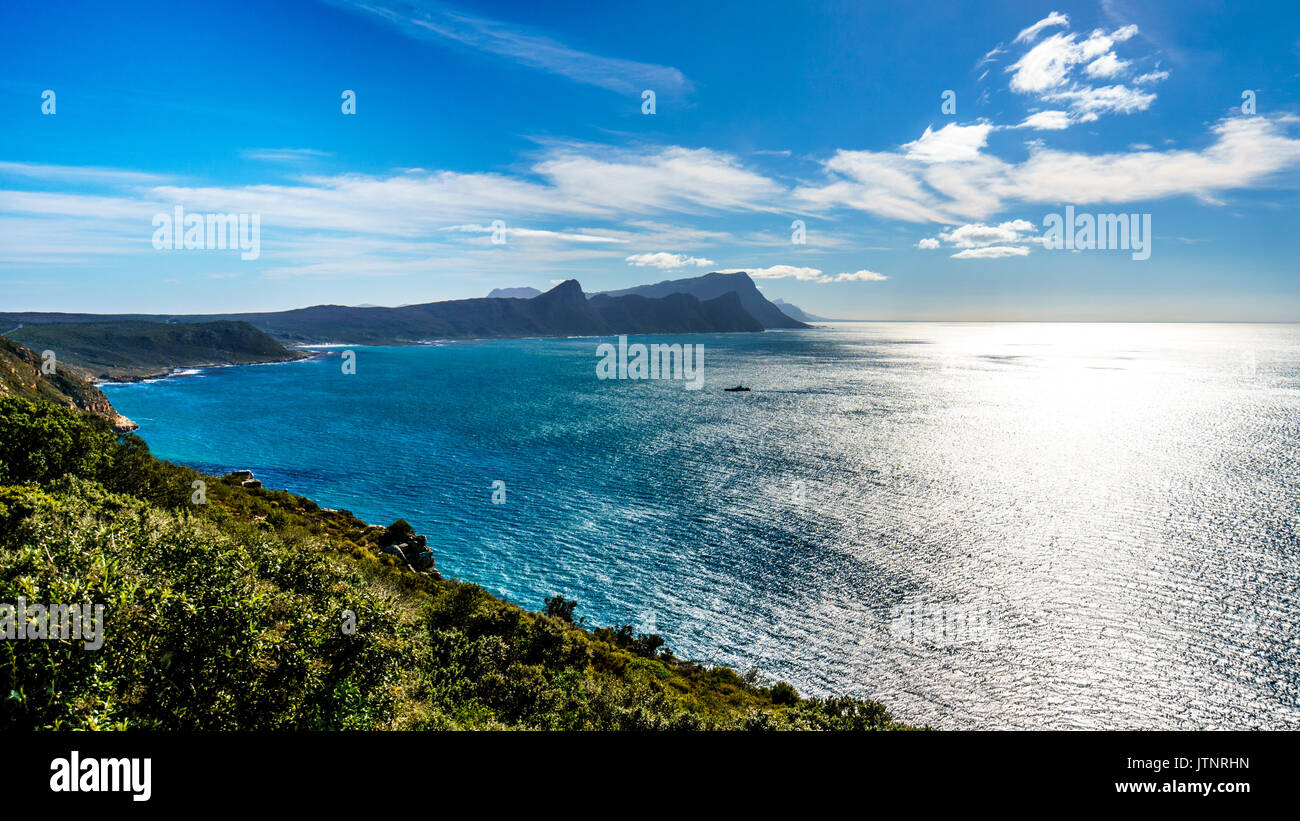 Sun riflettendo delle acque della Baia di False con Swartkopberg vicino Simonstown visto da Cape Point sulla punta meridionale della Penisola del Capo Foto Stock