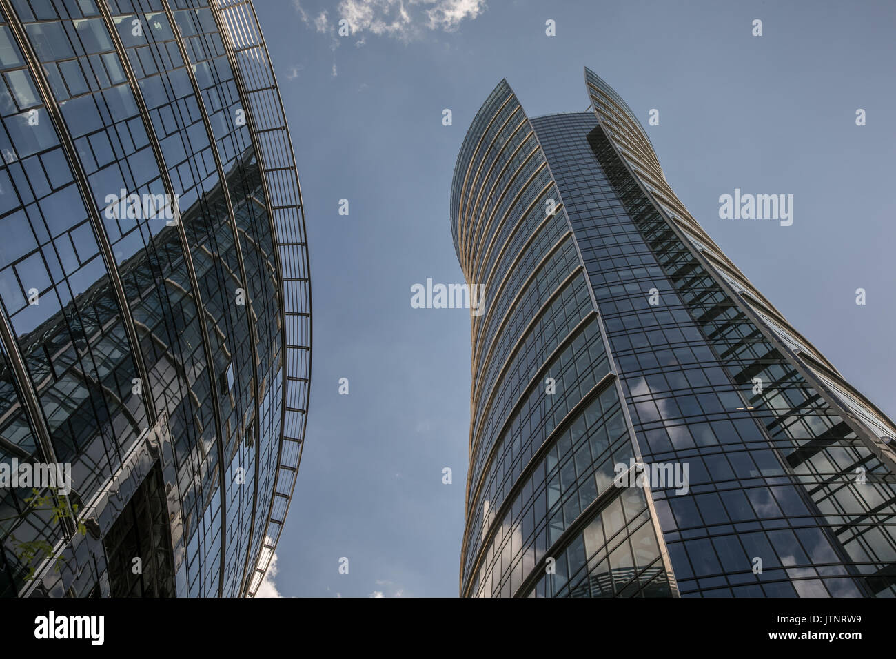 Varsavia, Polonia - 19 giugno 2017: nuovi grattacieli di vetro a Varsavia Foto Stock