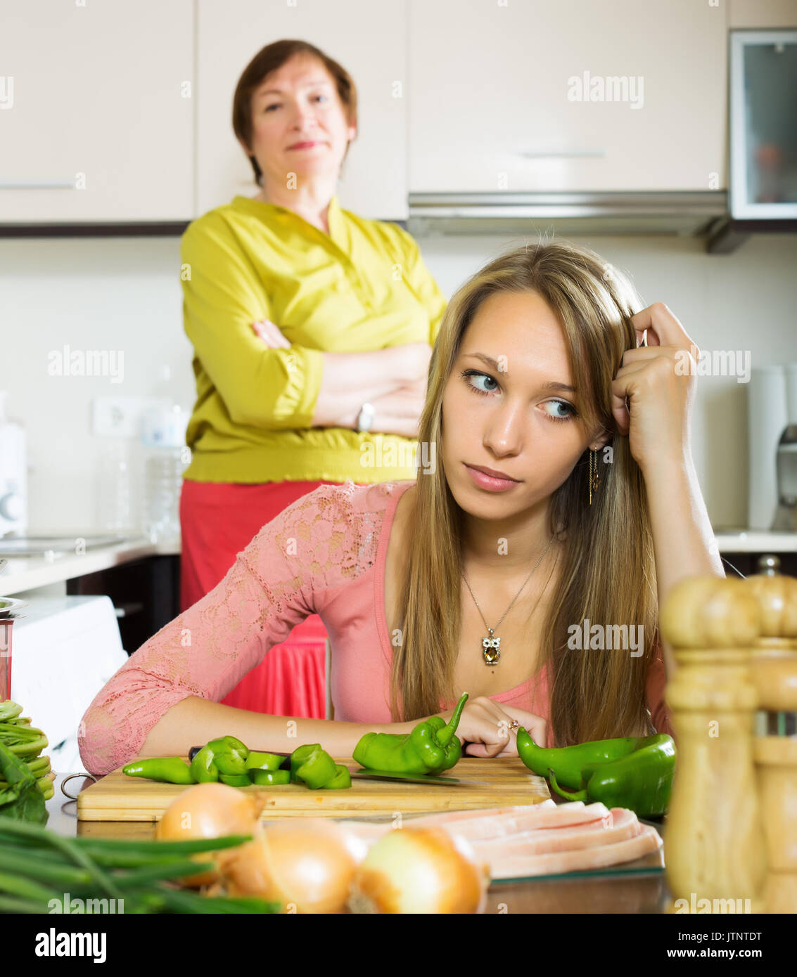 Coppia madre e triste figlia adulta avente litigare in cucina Foto Stock