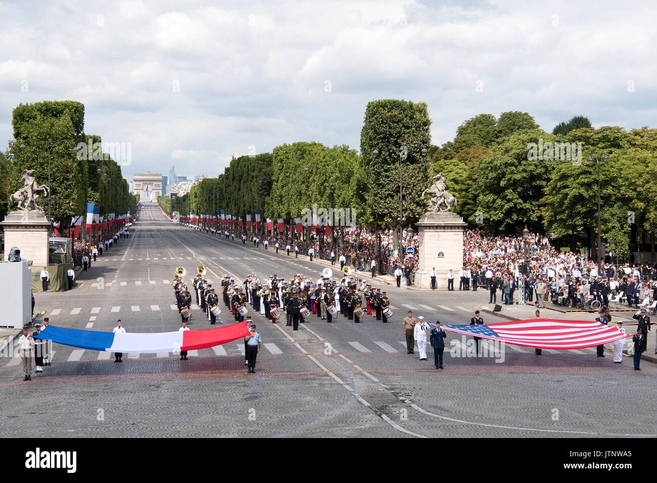 Francese e statunitense di soldati e marines tenere le bandiere di entrambe le nazioni sugli Champs Élysées durante l annuale per il giorno della Bastiglia parata militare Luglio 14, 2017 a Parigi, Francia. Stati Uniti Presidente Donald Trump era l ospite d onore del Presidente francese Emmanuel Macron per la marcatura degli eventi del centenario dell'U.S. entrata in guerra mondiale I. Foto Stock