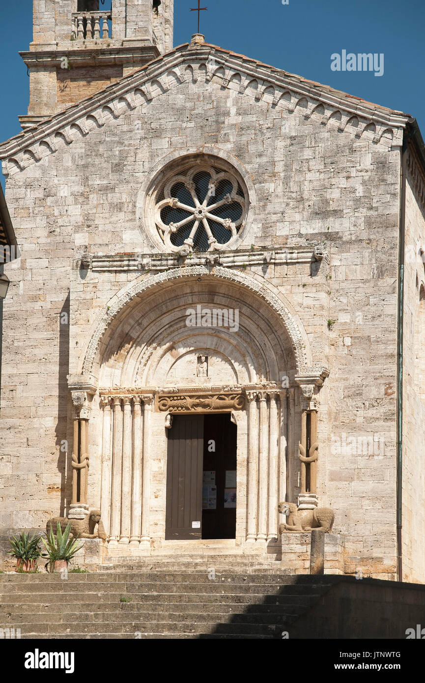 Collegiata romanica dei Santi Quirico e Giulitta di San Quirico d'Orcia nella Val d'Orcia elencati nel patrimonio mondiale dall UNESCO, Toscana, Italia. 31 luglio 2 Foto Stock