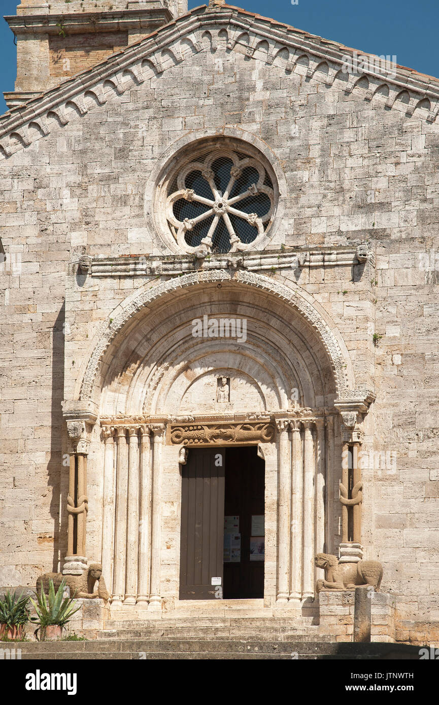 Collegiata romanica dei Santi Quirico e Giulitta di San Quirico d'Orcia nella Val d'Orcia elencati nel patrimonio mondiale dall UNESCO, Toscana, Italia. 31 luglio 2 Foto Stock