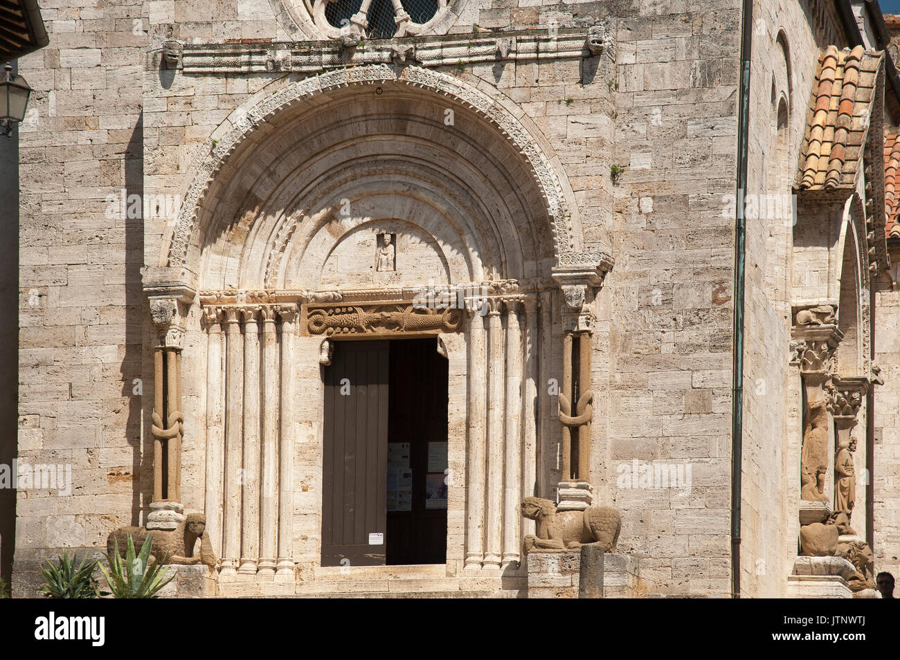 Collegiata romanica dei Santi Quirico e Giulitta di San Quirico d'Orcia nella Val d'Orcia elencati nel patrimonio mondiale dall UNESCO, Toscana, Italia. 31 luglio 2 Foto Stock