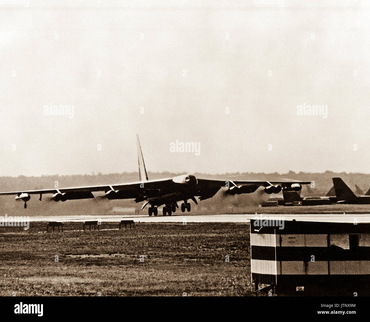 Vista anteriore destra di un B-52D Stratofortress aeromobile da Strategic Air Command tenendo spento per una missione nel nord del Vietnam durante il funzionamento linebacker. Foto Stock