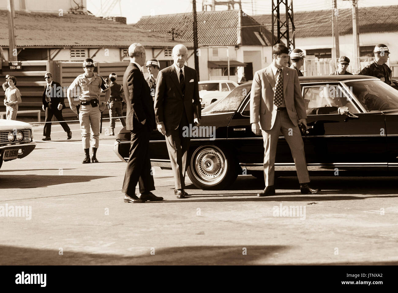 Stati Uniti Ambasciatore Ellsworth Bunker arriva a Tan Son Nhut Air Base nella sua automobile per osservare la partenza del Viet Cong POWs per Loc Ninh scambio di prigionieri tra gli Stati Uniti/Vietnam del Sud e Vietnam del Nord/Viet Cong forze armate. Foto Stock