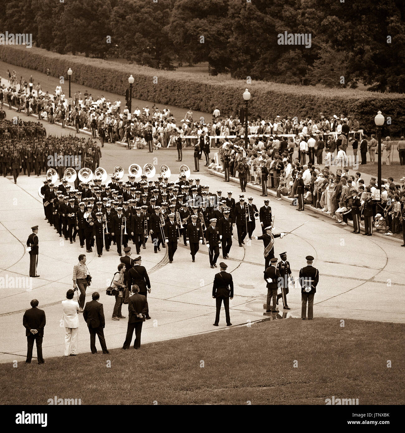 La US Navy Band arriva presso il Cimitero Nazionale di Arlington mentre marcia nello stato il corteo funebre per l'Ignoto Veterani del Vietnam Era. Foto Stock