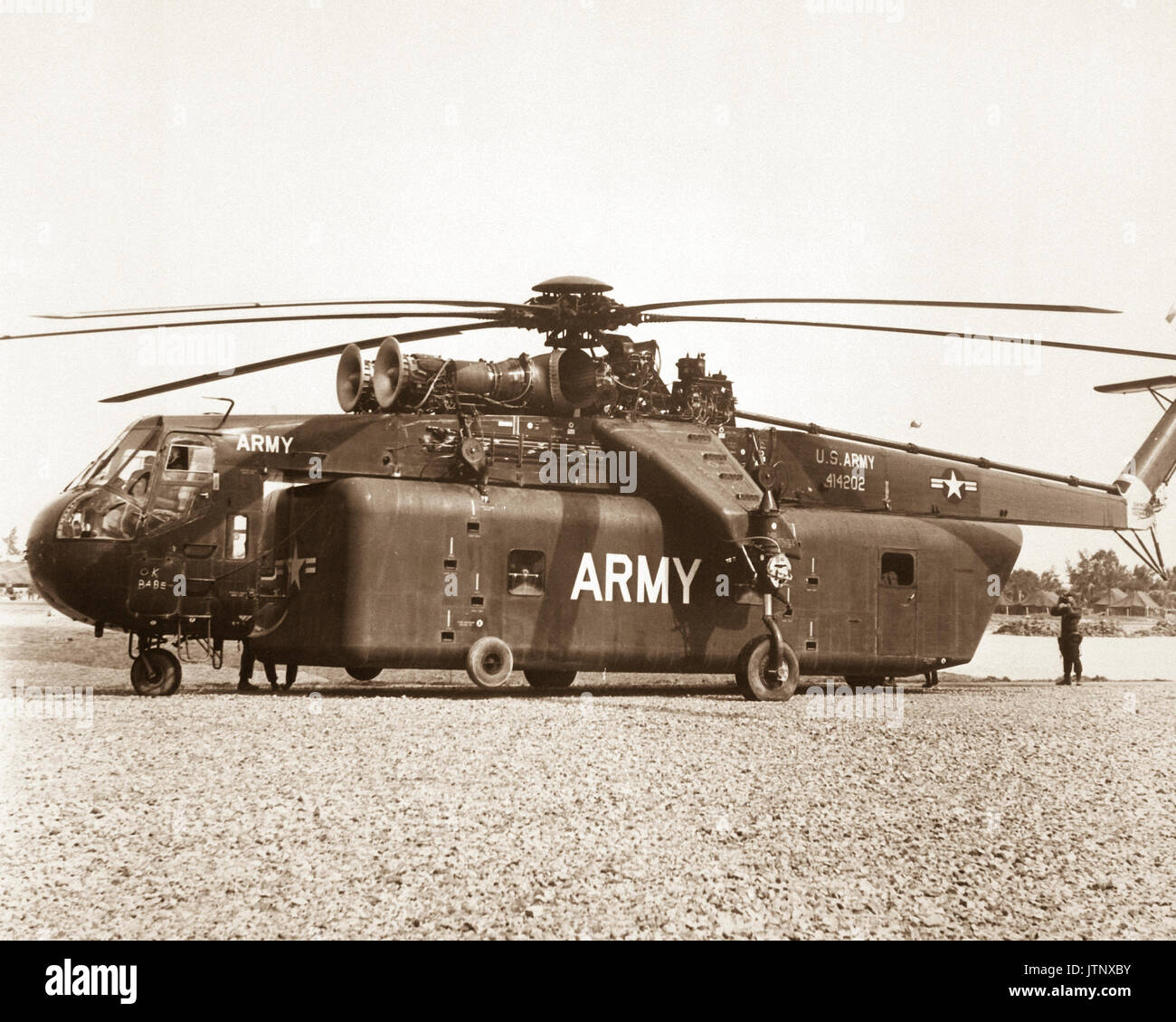 Uno dei pezzi unici di equipaggiamento portato al Vietnam dal 1° Divisione di cavalleria (Airmobile), U.S. Esercito, è l'enorme gru Sky CH-54A bordo di un elicottero che può sollevare carichi enormi. (USIA) DATA ESATTA SHOT NARA SCONOSCIUTO FILE #: 306-MVP-15-10 guerra & conflitto prenota #: 400 Foto Stock