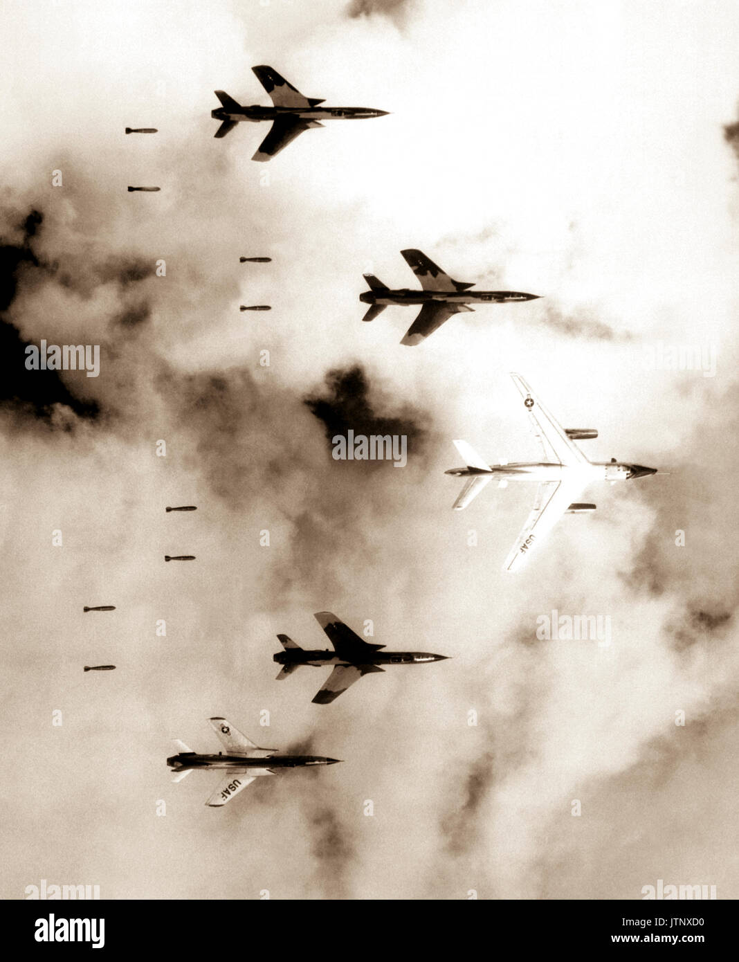 Volare sotto controllo radar con una B-66 distruttore, Aria forza F-105 Thunderchief piloti bomba è un obiettivo militare attraverso basse nuvole sopra il southern panhandle del Nord Viet Nam. Giugno 14, 1966. Lt. Col. Cecil J. Poss, USAF. (USIA) Nara il file #: 306-MVP-15-14 guerra & conflitto prenota #: 417 Foto Stock