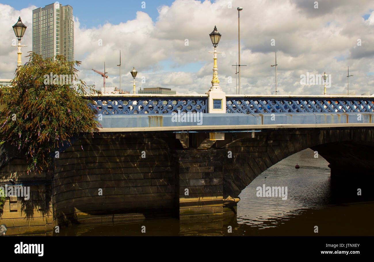 Il Waterside nello sviluppo della moderna città di Belfast con alti edifici intorno al Queens bridge e il fiume Lagan a Donegall Quay Foto Stock
