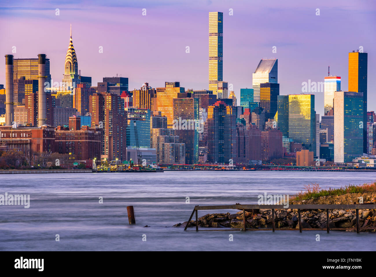 New York skyline della città sull'East River. Foto Stock