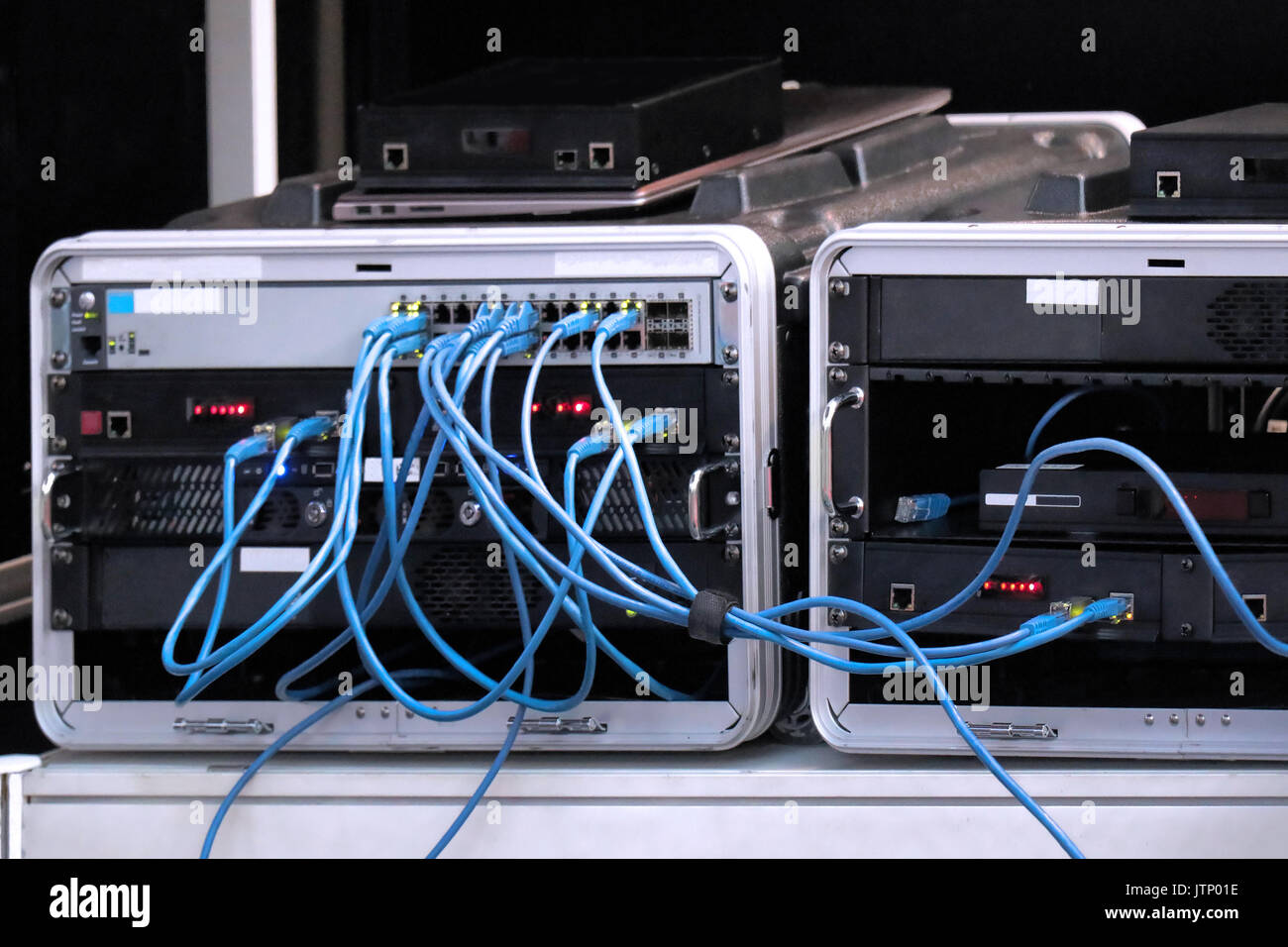 Fascio di cavi all'interno della rete di connessione del router Foto Stock