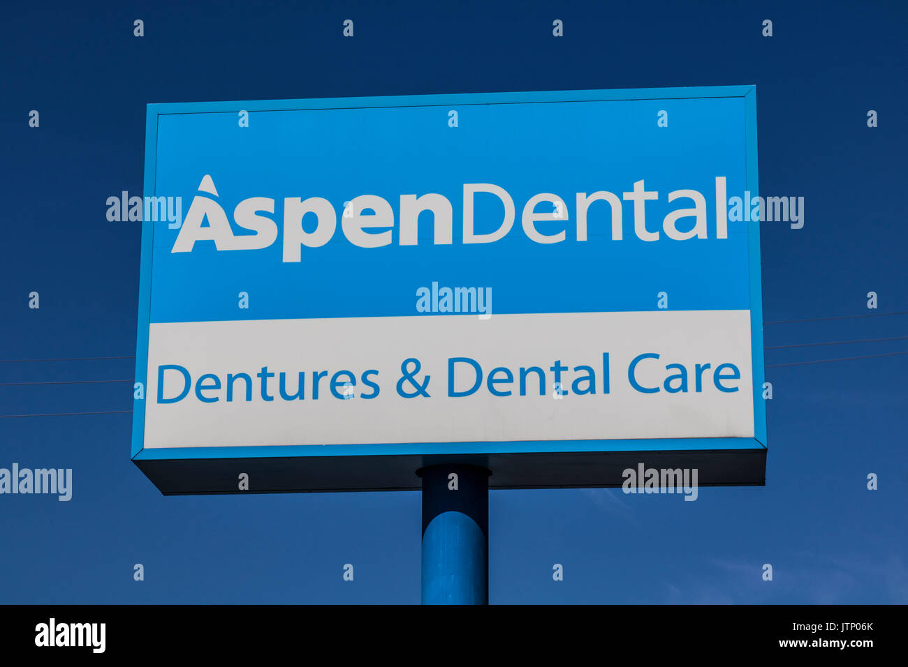 Ft. Wayne - Circa Agosto 2017: digital signage e Logo di Aspen dentale. Aspen dentale di marca gestisce pratiche dentali utilizzando il marchio Aspen ho Foto Stock