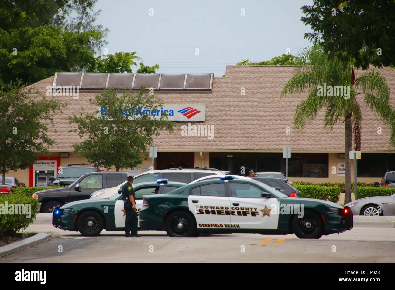 Broward Sheriff auto della polizia parcheggiato presso la scena di un incidente di automobile con officer esterno permanente Foto Stock