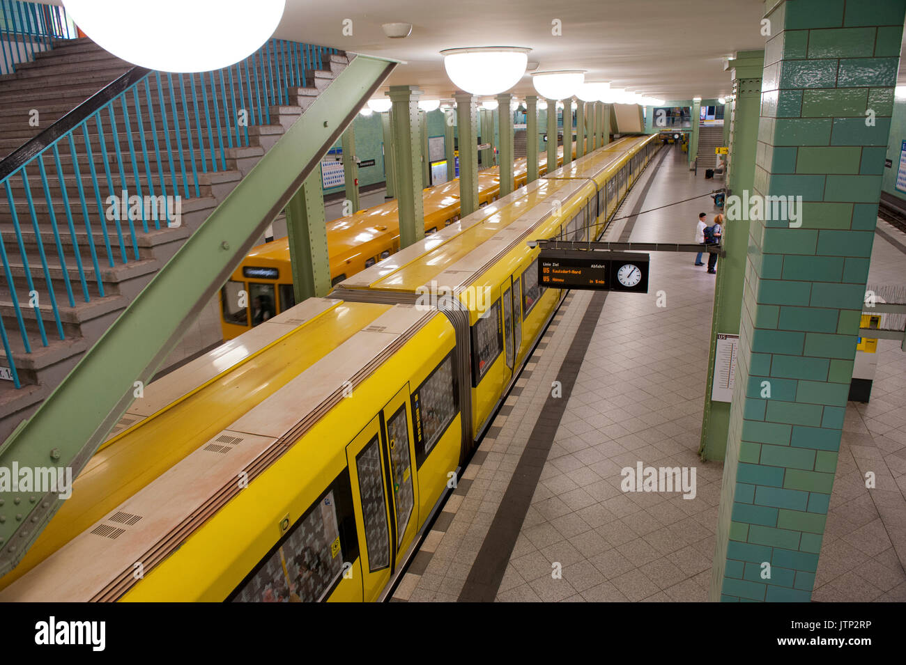 Giallo U Bahn treno presso la piattaforma Alexanderplatz di Berlino, Germania Foto Stock
