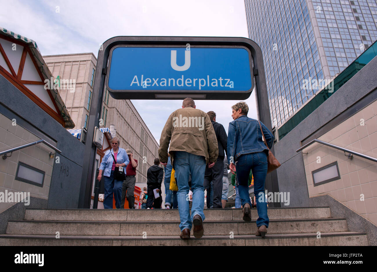 La gente camminare fuori dalla Alexanderplatz stazione della U-Bahn, Berlino, Germania Foto Stock