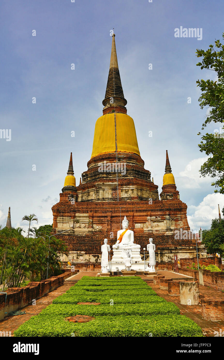 Statue di Buddha e chedi di Wat Yai Chaimongkol tempio, Ayutthaya, Thailandia Foto Stock