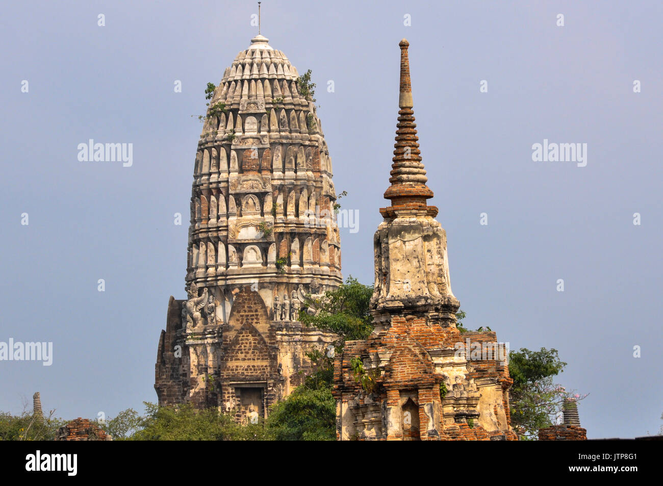 Le rovine della vecchia città di Ayutthaya nel Patrimonio Mondiale dell'UNESCO, al parco storico di Ayutthaya, Thailandia. Foto Stock