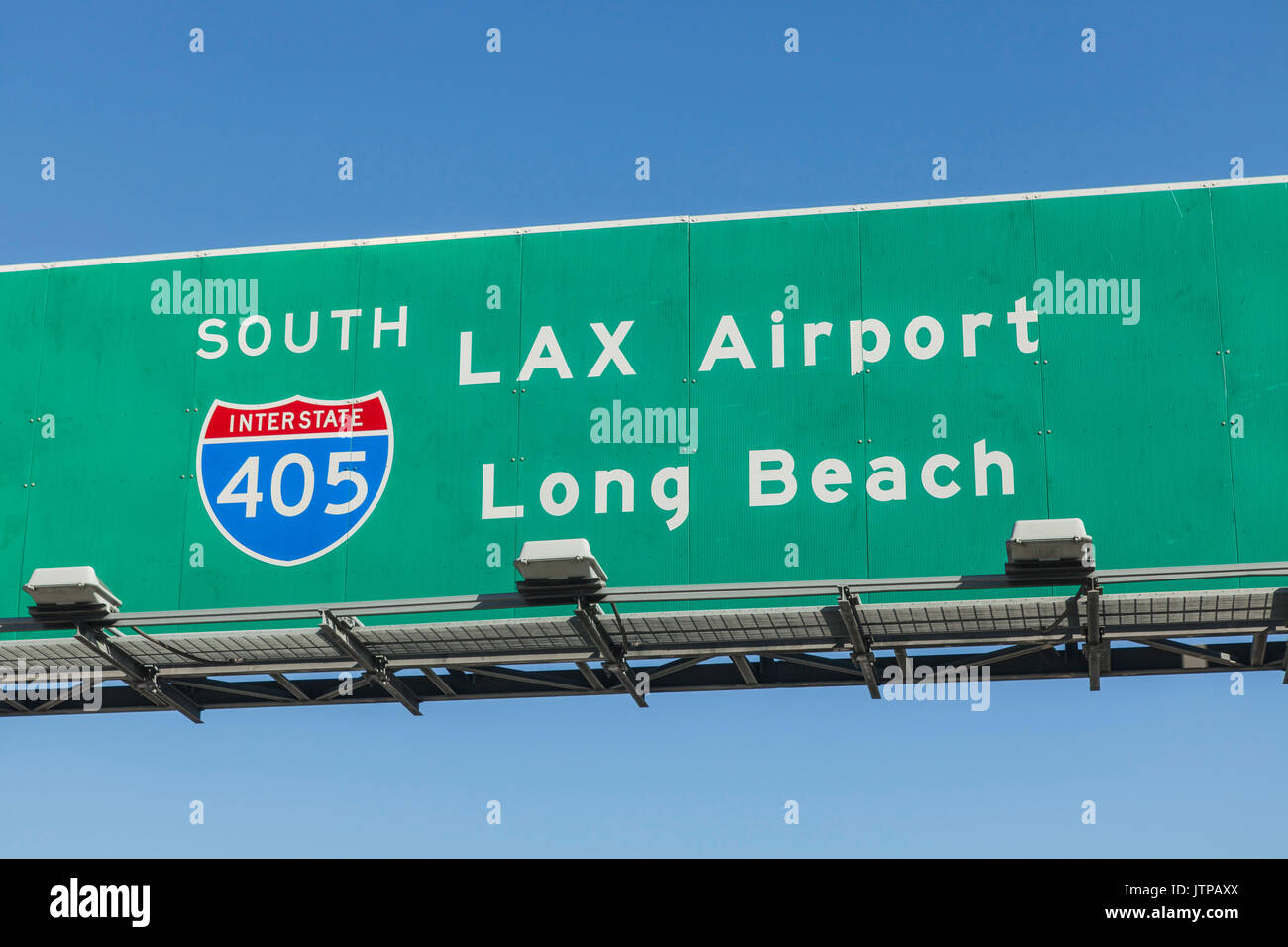 L'aeroporto di Los Angeles e Long Beach overhead freeway segno sulla Interstate 405 a sud di Los Angeles, California. Foto Stock