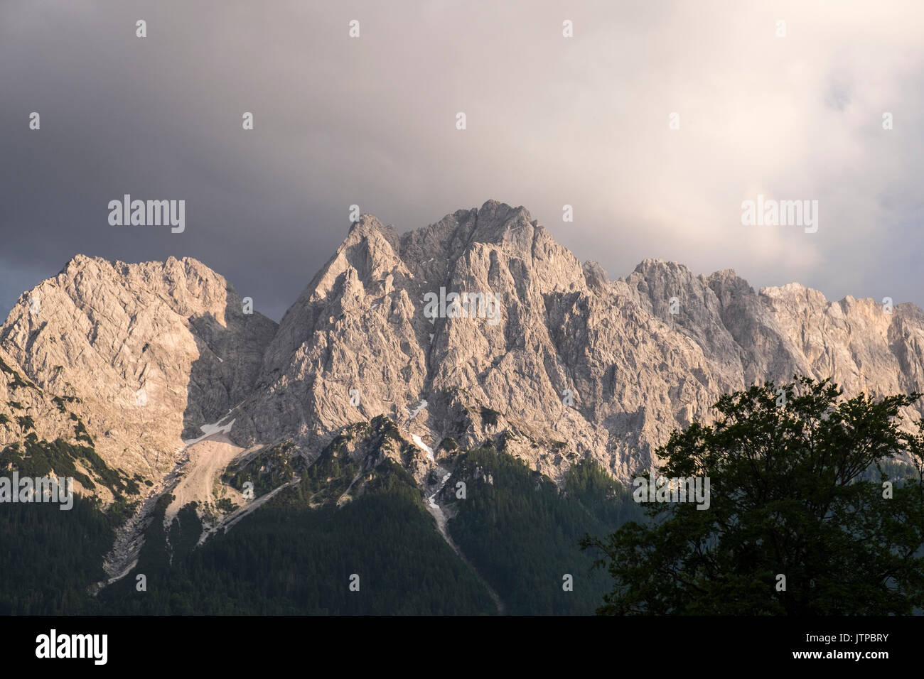 Alpspitz cime delle Alpi sopra Grainau, Baviera, Germania Foto Stock