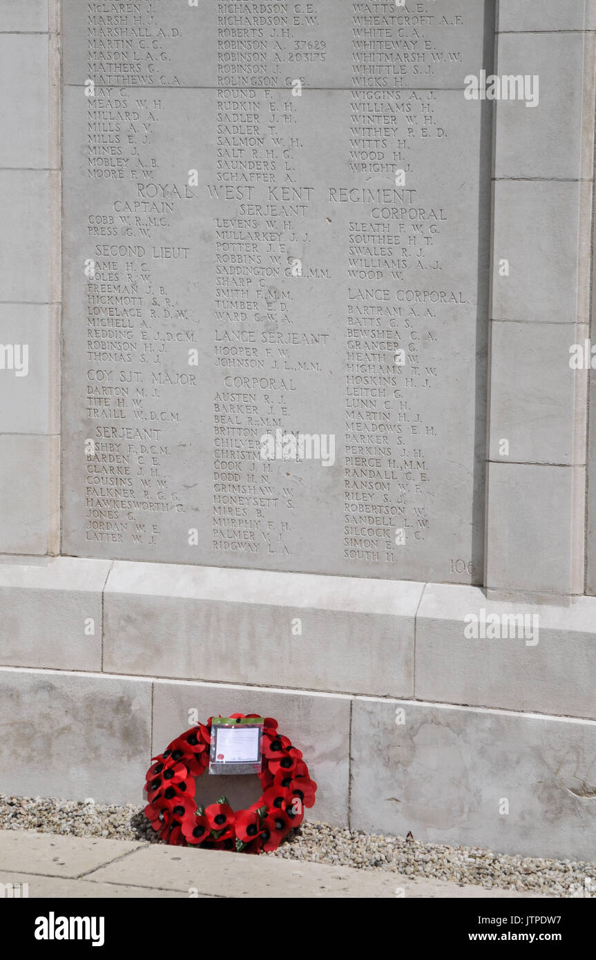 Ieper's arco trionfale, la menin gate, e Mausoleo che onora il mancante della I guerra mondiale nelle Fiandre, in Belgio contenente 54,395 soldato nomi Foto Stock