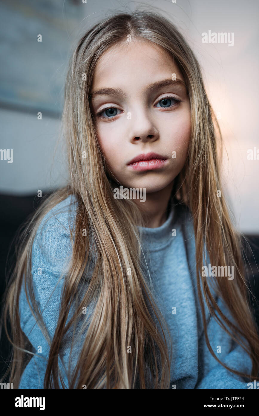 Close-up ritratto di pensieroso bambina in pigiama guardando la fotocamera Foto Stock