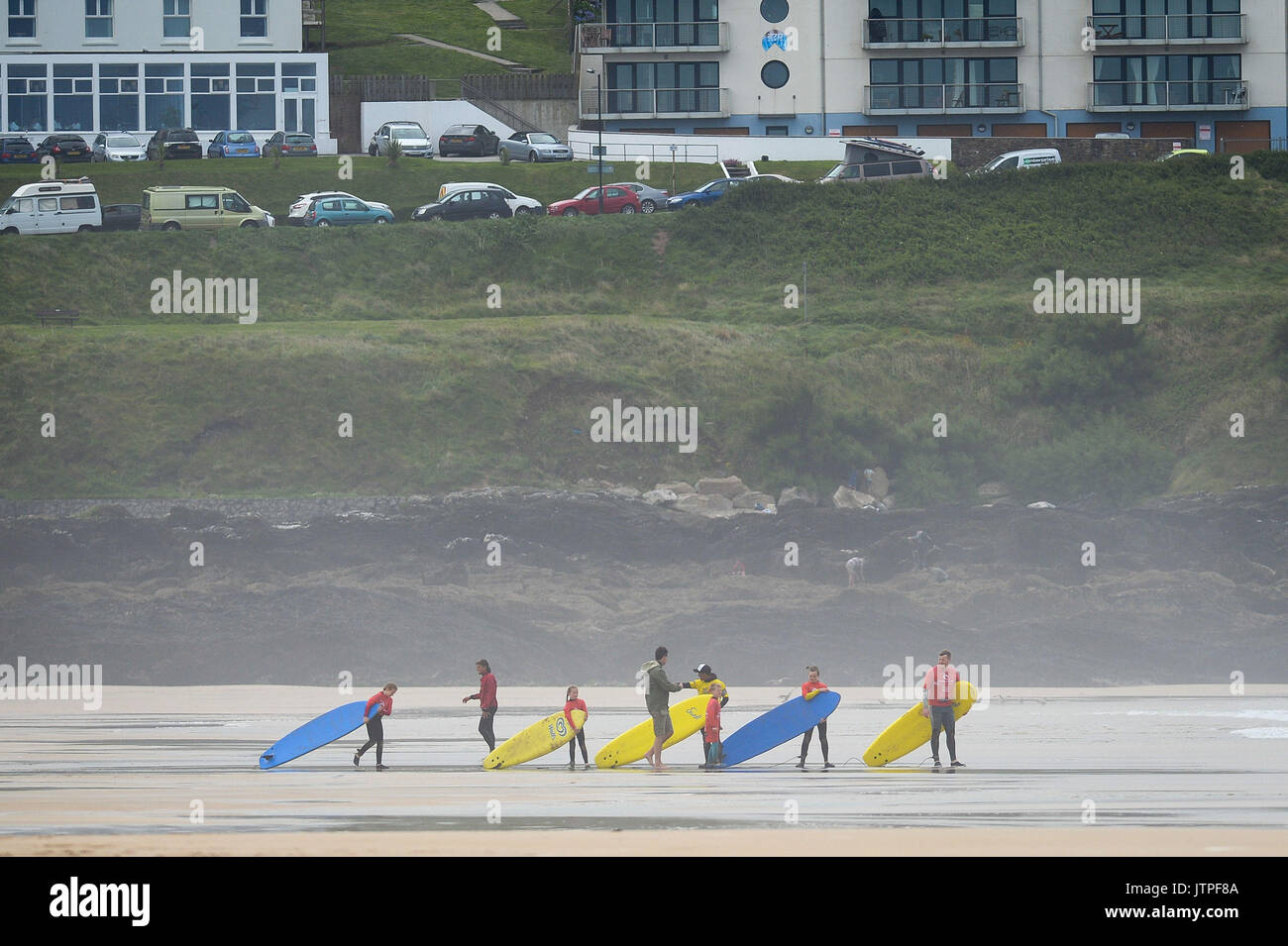 Scuola di Surf gli alunni hanno una lezione di surf a Fistral Beach in Newquay, Cornwall, dove i riscaldatori per il Mondiale di Surf Boardmasters League Quicksilver aperta concorrenza sono in corso. Foto Stock