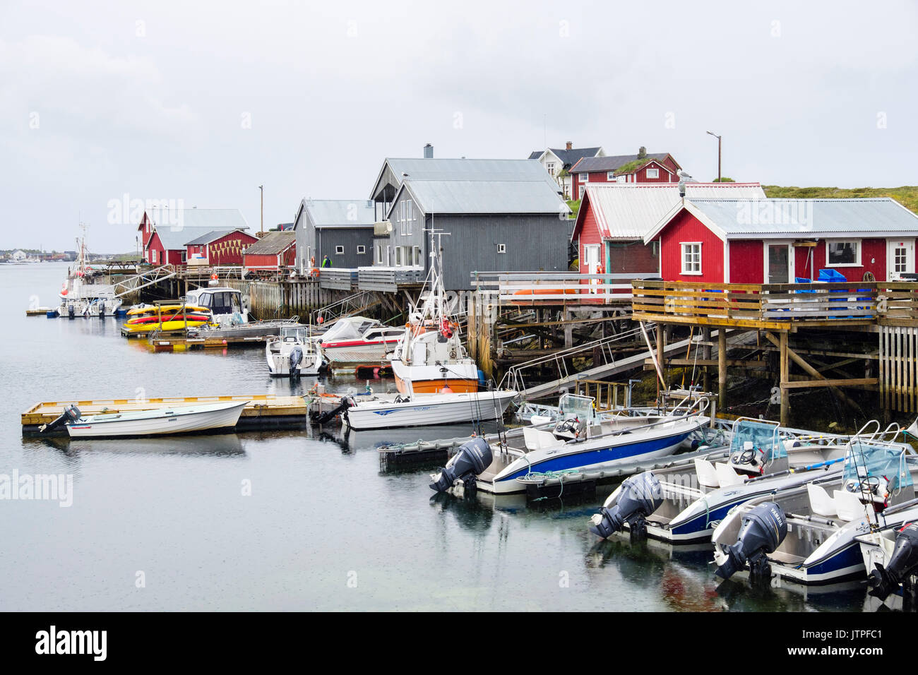 Villaggio di Pescatori con barche e costruzioni in legno su palafitte. Nes, Vega Isola, Norvegia e Scandinavia Foto Stock