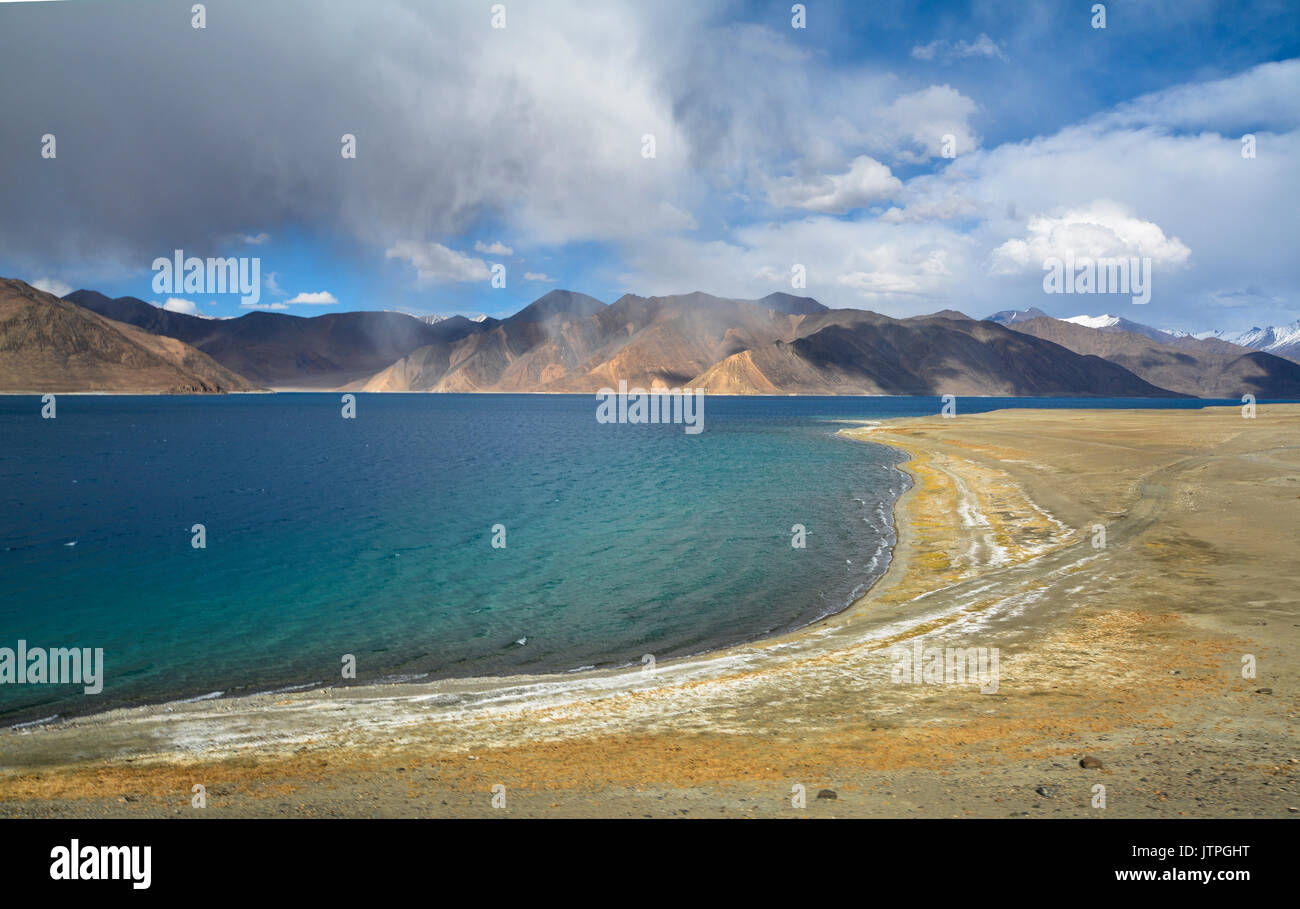 Le acque turchesi del lago Pangong Foto Stock