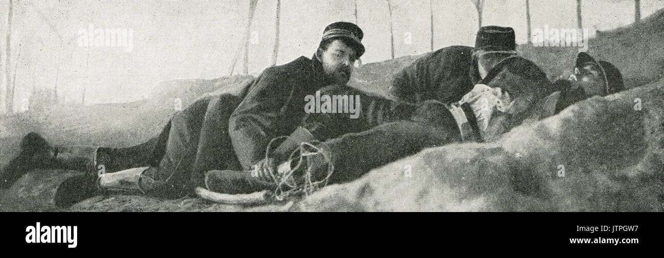 La croce rossa medici curanti soldato ferito sotto il fuoco, WW1 Foto Stock