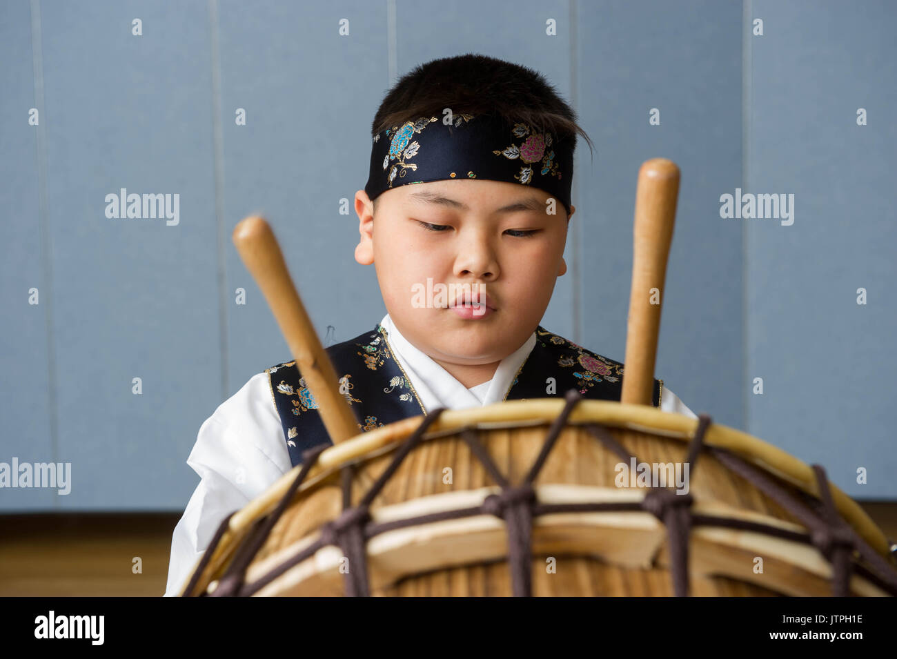 I giovani coreani tradizionali batterista preforme set ritmico su tamburi di Buk Foto Stock