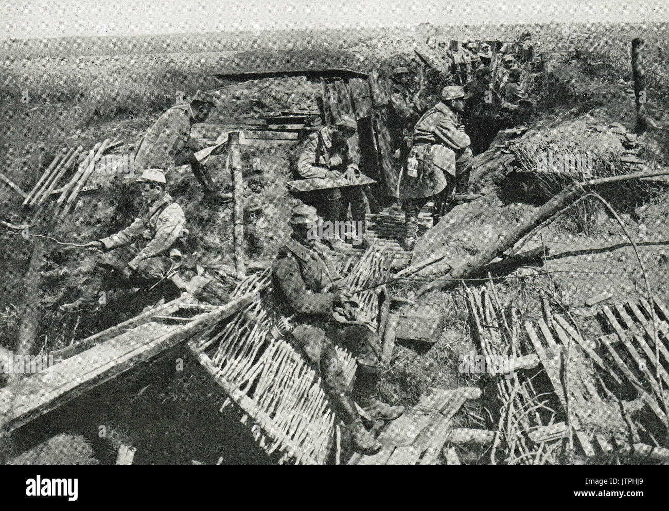 I soldati la pesca da una trincea, WW1 Foto Stock
