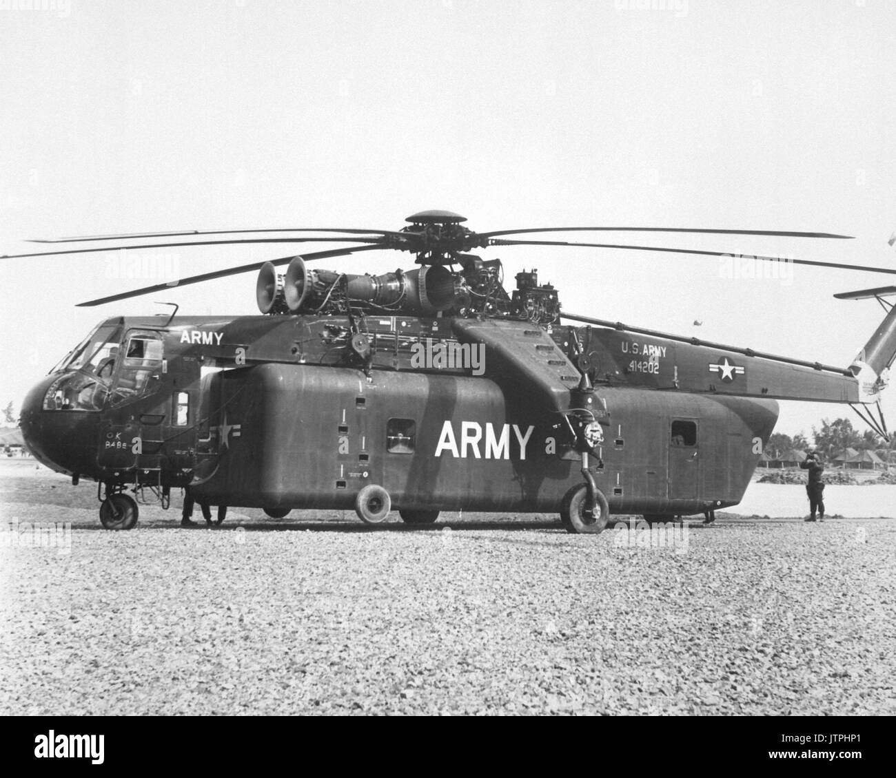 Uno dei pezzi unici di equipaggiamento portato al Vietnam dal 1° Divisione di cavalleria (Airmobile), U.S. Esercito, è l'enorme gru Sky CH-54A bordo di un elicottero che può sollevare carichi enormi. (USIA) DATA ESATTA SHOT NARA SCONOSCIUTO FILE #: 306-MVP-15-10 guerra & conflitto prenota #: 400 Foto Stock