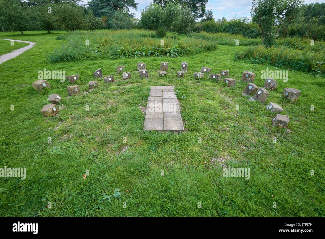 Due file di pietre per conto dell'Ora legale su una meridiana umana. Un uomo si fermò sulla pavimentazione sarebbe lo gnomone colata di ombra. Foto Stock