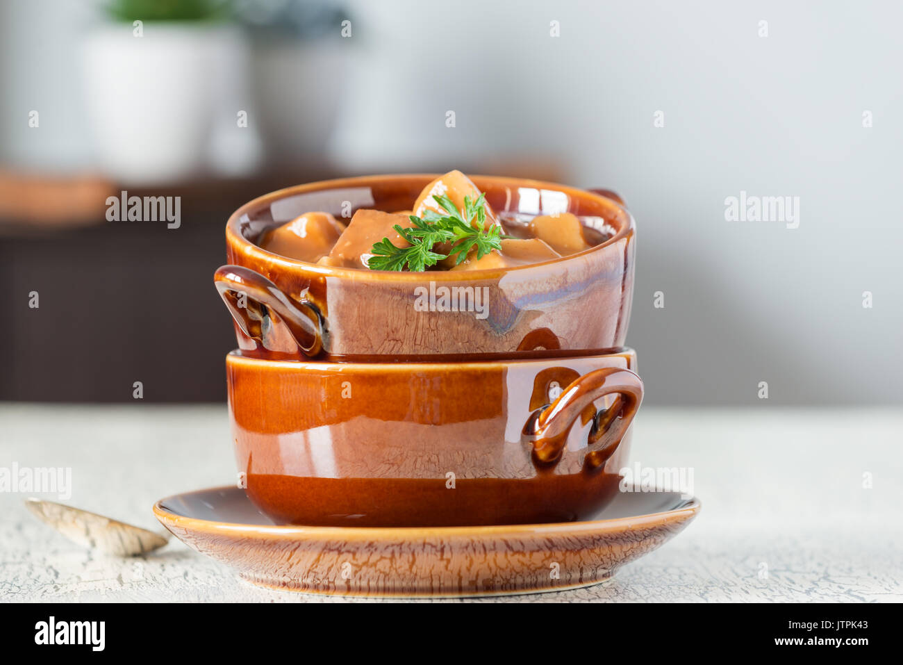 Ciotola di calda zuppa fatta in casa fatta con pepe Bistecca, funghi e patate. Foto Stock