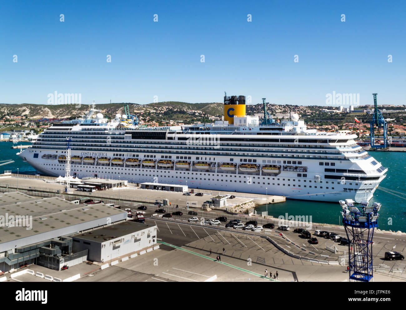 Costa Pacifica e Costa Crociere - Marsiglia, Francia - 08 Maggio, 2017:  Costa Pacifica nave da crociera ormeggiata nel porto di Marsiglia Foto  stock - Alamy