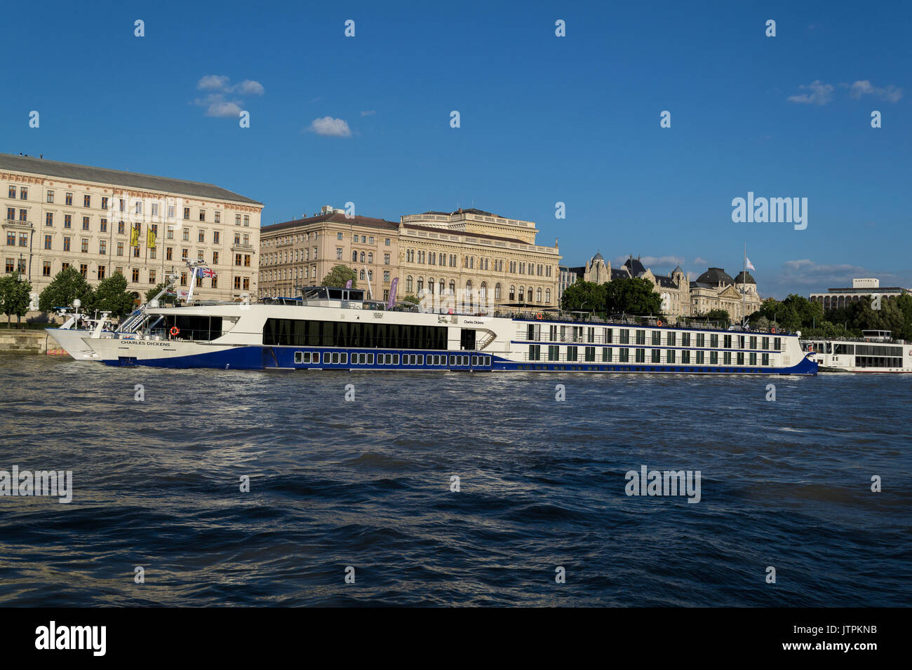 MS Charles Dickens nave - Budapest, Ungheria, 20 Luglio 2016: fiume lussuosa nave da crociera di passagio sul Danubio. Foto Stock