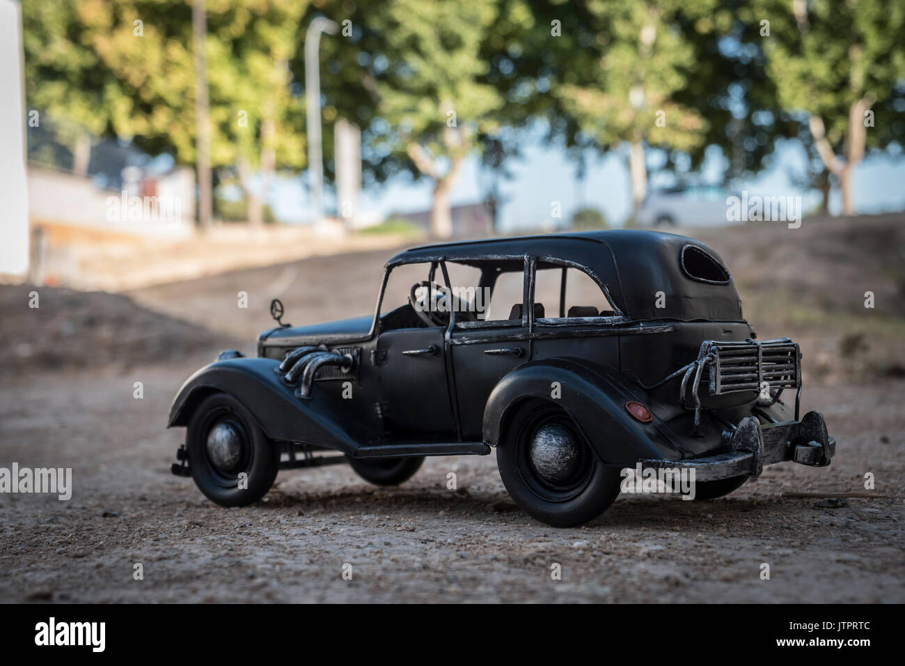 Antichi segni di auto favorisce parcheggiato nel campo, auto in scala, concetto classico Foto Stock