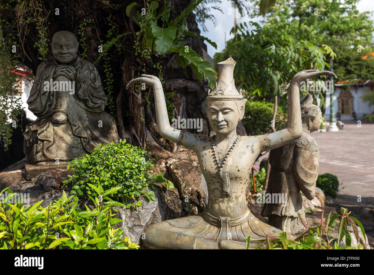 Tre statue al Wat Pho (Po) complesso tempio a Bangkok, in Thailandia. Foto Stock