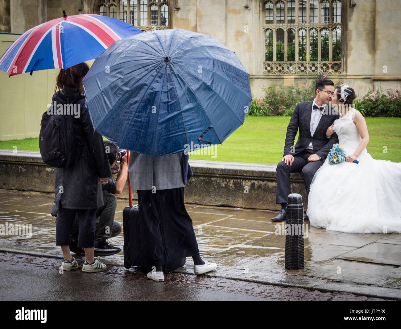 Cinese del turismo di Nozze / Matrimonio asiatici Turismo - Asian giovane ha pre-nuptual wedding le foto scattate nello storico centro di Cambridge Regno Unito in un giorno di pioggia Foto Stock