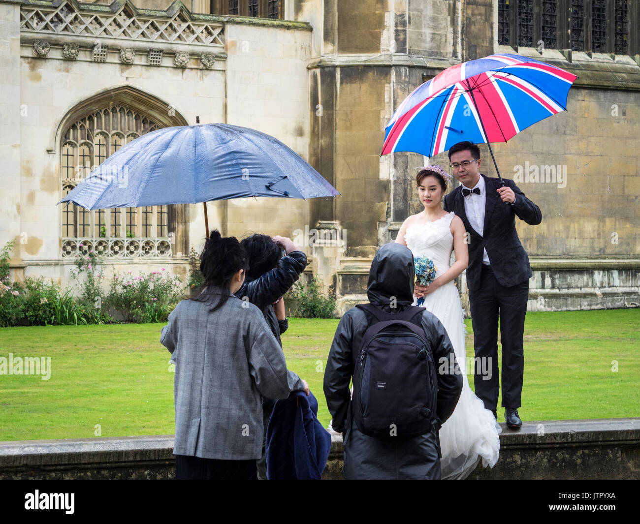 Cinese del turismo di Nozze / Matrimonio asiatici Turismo - Asian giovane ha pre-nuptual wedding le foto scattate nello storico centro di Cambridge Regno Unito in un giorno di pioggia Foto Stock