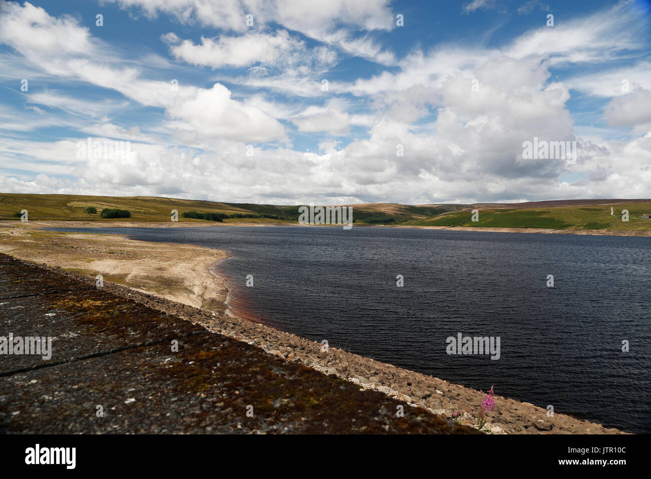 Una scena del serbatoio Grimwith North Yorkshire su un luminoso blustery giorno Foto Stock