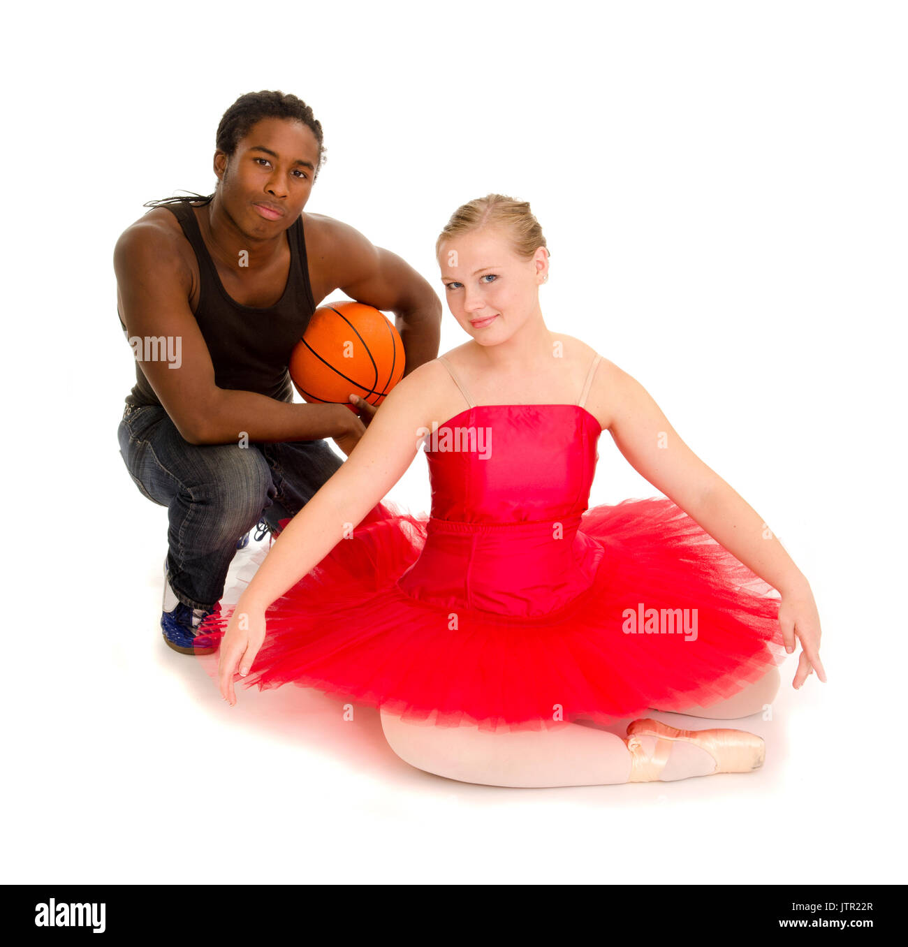 Una ballerina di adolescenti in rosso tutu con il suo giocatore di basket fidanzato Foto Stock
